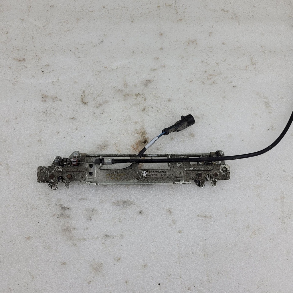 [708300188-001] (new ref. 708301642) center latch (708300188-001)