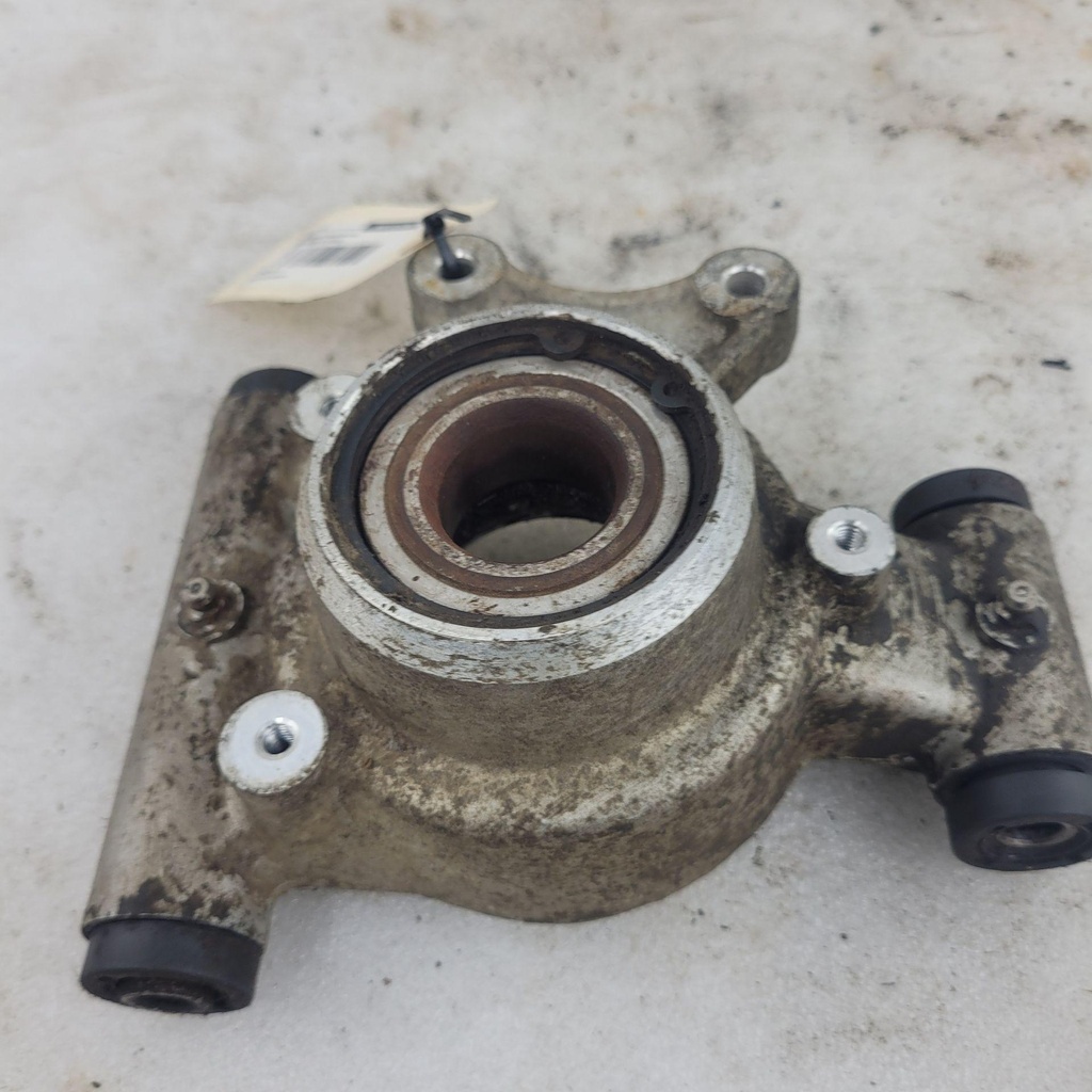 holder,rear wheel shaft(rh)