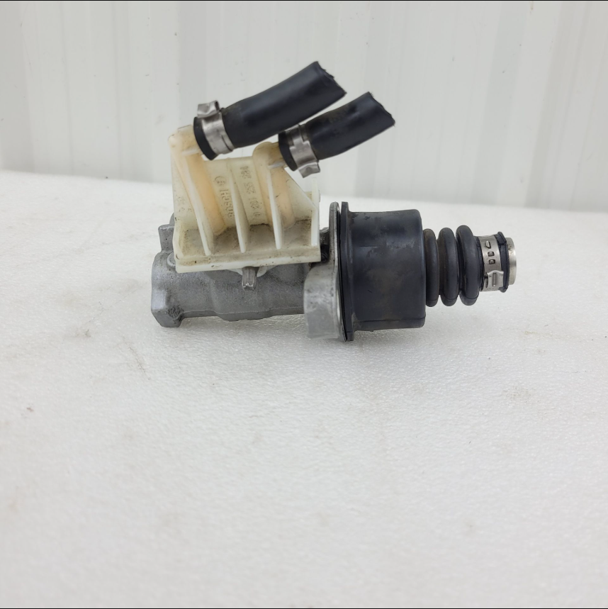 [705600722-001] tandem cylinder master (705600722-001)